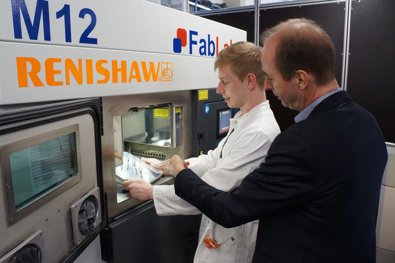 (von links): Student Fabian Sprenger und Prof. Dr. Christoph Haats bei der Betrachtung von Bauteilen aus dem 3D-Drucker.