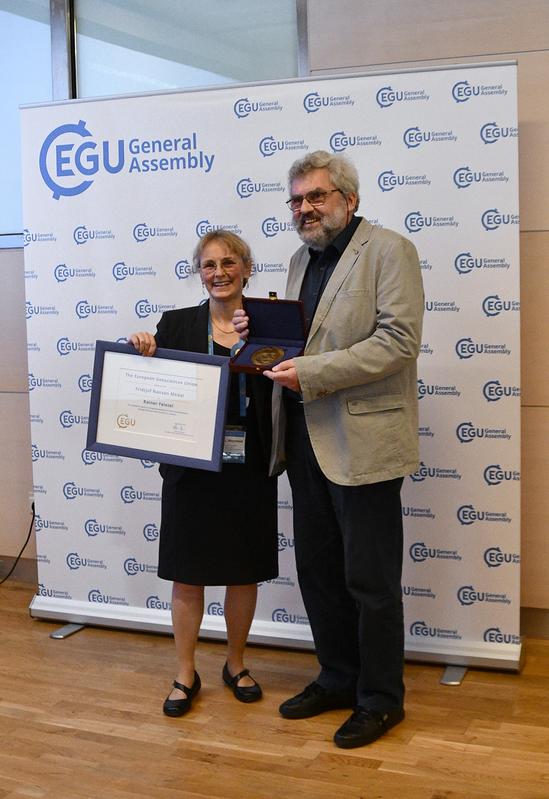 Rainer Feistel bei der gestrigen Verleihung der Fridtjof Nansen-Medaille 2018 in Wien, hier zusammen mit Karen Heywood, der Präsidentin der Sektion "Meeresforschung" der European Geosciences Union