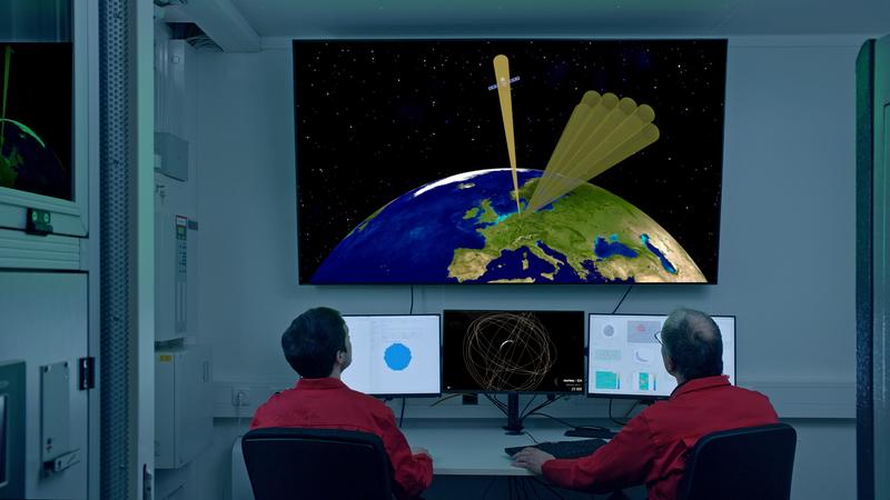 Weltraumüberwachung mit GESTRA: Elektronisch gesteuerte Antennen ermöglichen, aufgespürte Objekte zu verfolgen und den Weltraum gleichzeitig nach weiteren zu durchsuchen. 