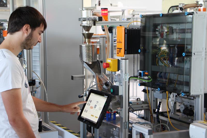 Am wandlungsfähigen Produktionssystem demonstrieren die Lemgoer Forscher Lösungen für die intelligente Automation.