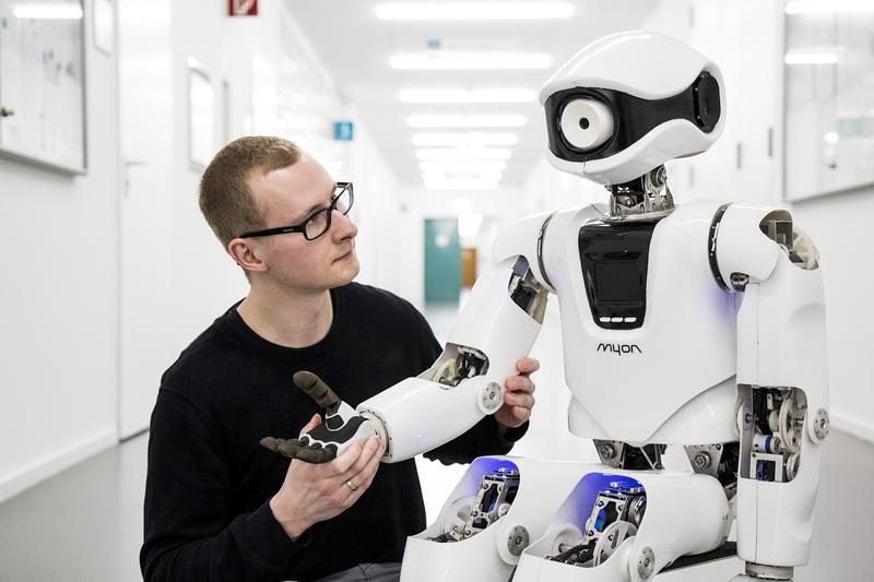Im Studiengang „Humanoide Robotik“ lernen Studierende von Robotern und umgekehrt 