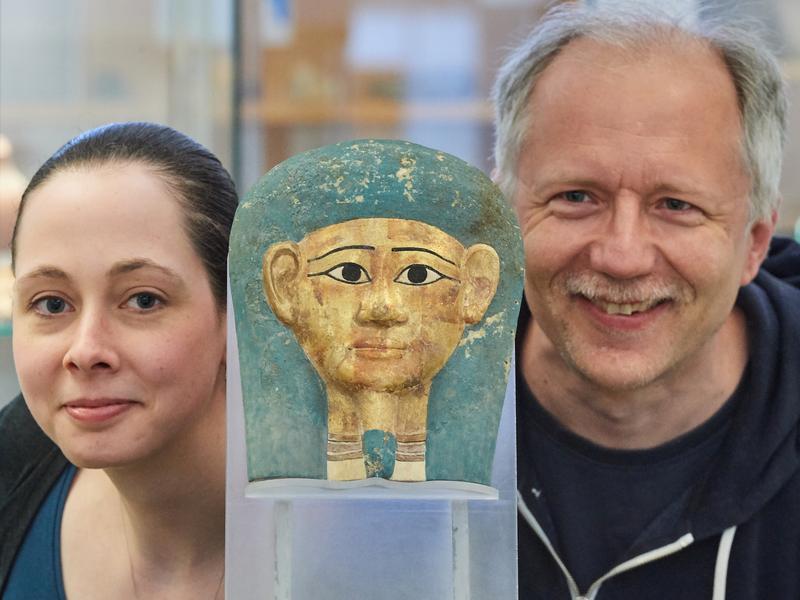 Spätzeitliche Totenmaske von der Qubbet el Hawa aus dem vierten Jahrhundert vor unserer Zeitrechnung: Beryl Büma (links) und Prof. Dr. Ludwig D. Morenz im Ägyptischen Museum der Universität Bonn. 