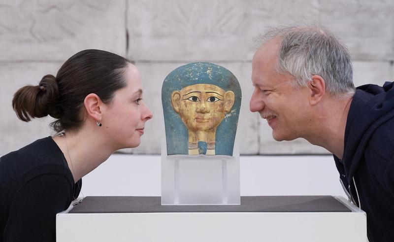 Spätzeitliche Totenmaske von der Qubbet el Hawa: Beryl Büma (links) und Prof. Dr. Ludwig D. Morenz im Ägyptischen Museum der Universität Bonn. 