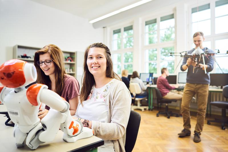 Lernen Entwicklung und Umgang mit Sicherheitskonzepten – HOST-Studierende des Studiengangs „IT-Sicherheit und Mobile Systeme“