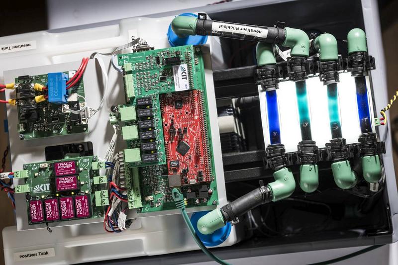 Das am KIT entwickelte Batterie-Management zum dezentralen Überwachen und Regeln von Redox-Flow-Batterien macht einen einfachen „stand alone“-Betrieb möglich. 