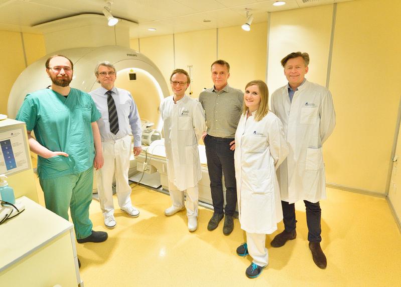 Hoch fokussierter Ultraschall bei Tremor und Parkinson: (v. li.) PD Dr. Claus Christian Pieper, Prof. Hans Schild, Dr. Valeri Borger, Prof. Ulrich Wüllner, Veronika Purrer und Prof. Henning Boecker