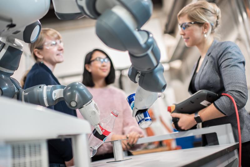 Moderner Maschinenbau mit Industrieroboter im Technikum der Hochschule Ruhr West