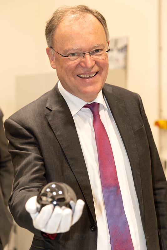 Niedersachsens Ministerpräsident Stephan Weil mit einer der berühmten Siliziumkugeln des Avogadro-Projekts - Zählmaschinen für Atome und Ausgangspunkt für eine neue Definition des Kilogramms.