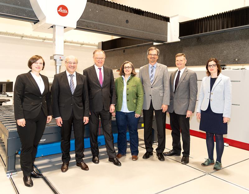 Bei seinem Besuch der PTB am 11. April 2018 besichtigte Stephan Weil auch das neue Kompetenzzentrum für Windenergie der PTB.  (Personen: siehe oben unterm Presseinfo-Text)