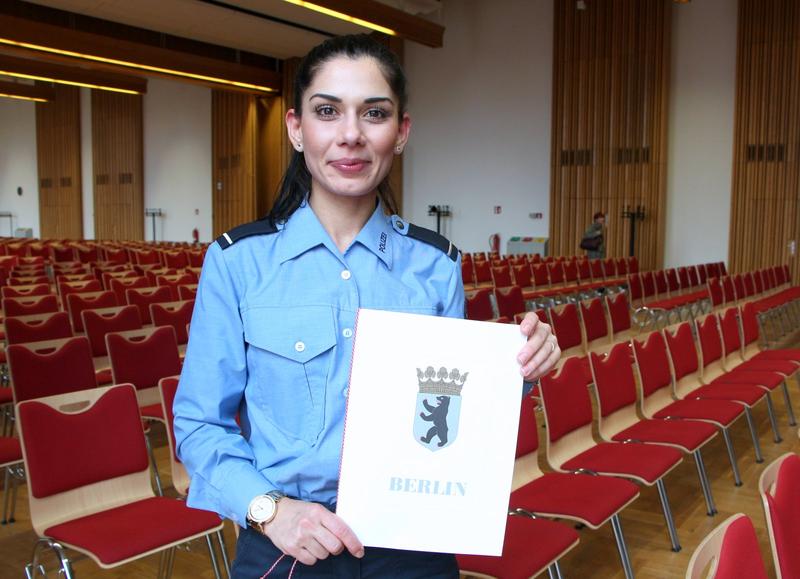 Mehtap Öger hat ihren Bachelorabschluss von der HWR Berlin in der Tasche und mittlerweile ihren Dienst angetreten. Sie ist eine von 155 neuen Schutzpolizei- und Kriminalkommissar/innen Berlins.