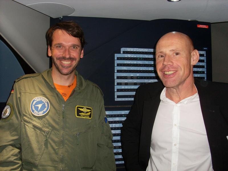 Dr. Andreas Beckmann, Herzchirurg und Geschäftsführer der DGTHG (rechts) mit Kampfjet- und Testpilot der Bundeswehr, Oberstleutnant Rolf Estrugo Eckstein im Flugsimulator A 320 Airport Frankfurt a.M.