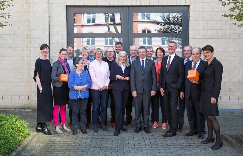 Der neue Hochschulrat der FH Dortmund – mit Ministerin Isabel Pfeiffer-Poensgen (Mitte), Rektor Wilhelm Schwick (rechts daneben) und weiteren Mitgliedern des Rektorates