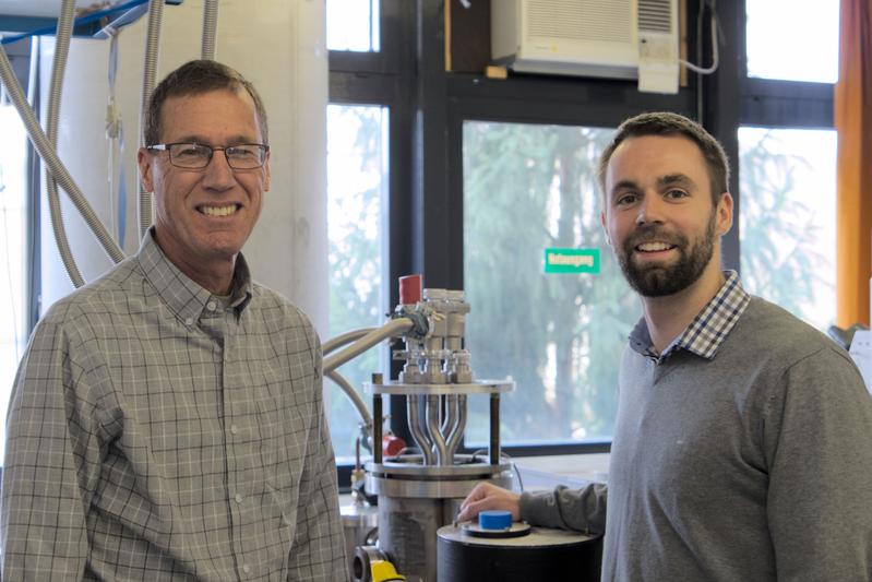 Prof. Dr. Timothy Zwier (links) am Institut für Physikalische Chemie mit Dr. Sebastian Bocklitz aus dem Arbeitskreis von Prof. Dr. Martin Suhm.