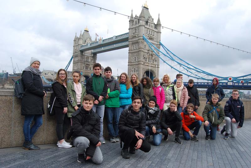 Anbei finden Sie ein Gruppenbild der Jugendlichen mit Typ-1-Diabetes vor der Tower Bridge. In London übten sie den Umgang mit ihrer chronischen Erkrankung auf Reisen. 