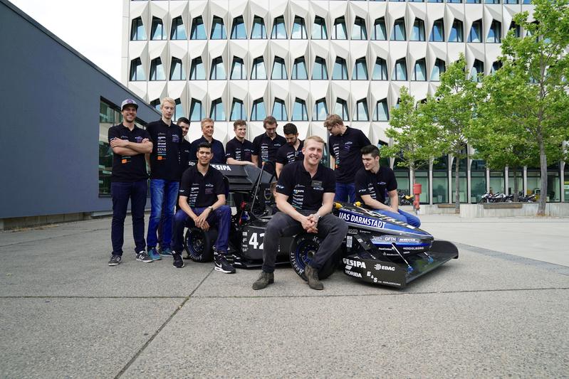 Das FaSTDa-Team (Formula Student-Team) der h_da mit seinem aktuellen Rennwagen "F17"