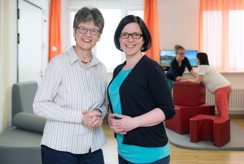  Dr. Gertrud M. Ayerle (l.) und Hebamme Nicole Rostalski; im Hintergrund: Hebamme Sandra Koch und Susann Rostek