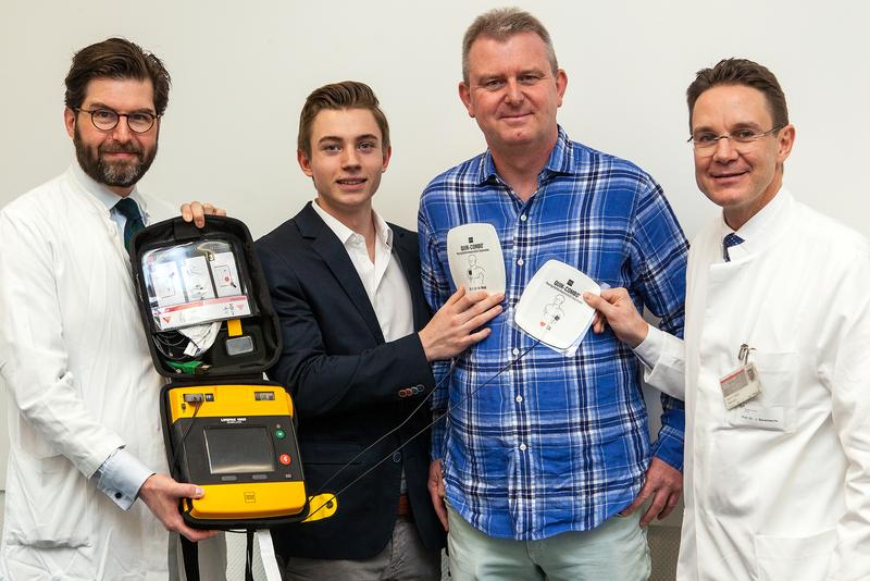 Leben retten leicht gemacht: Dr. Christian Napp, Lennart Stalp, Mirko Philipp und Professor Dr. Johann Bauersachs mit einem Defibrillator.