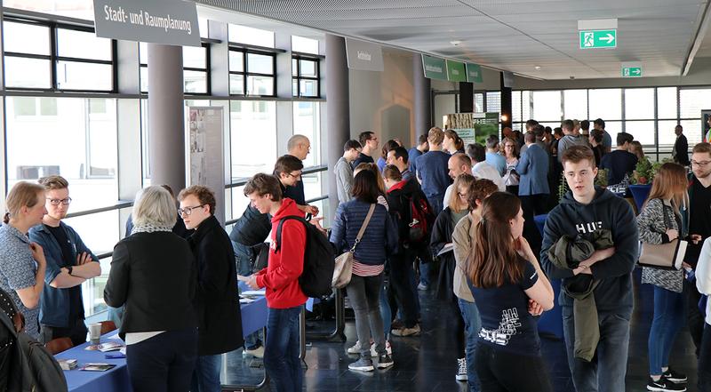 Studieninteressierte informierten sich an der Fachhochschule Erfurt über Studienmöglichkeiten.