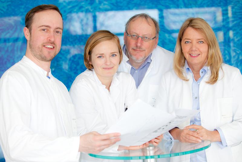 Privatdozent Dr. Nico Lachmann, Dr. Christine Happle, Professor Dr. Thomas Moritz und Professorin Dr. Gesine Hansen (von links) im Labor.