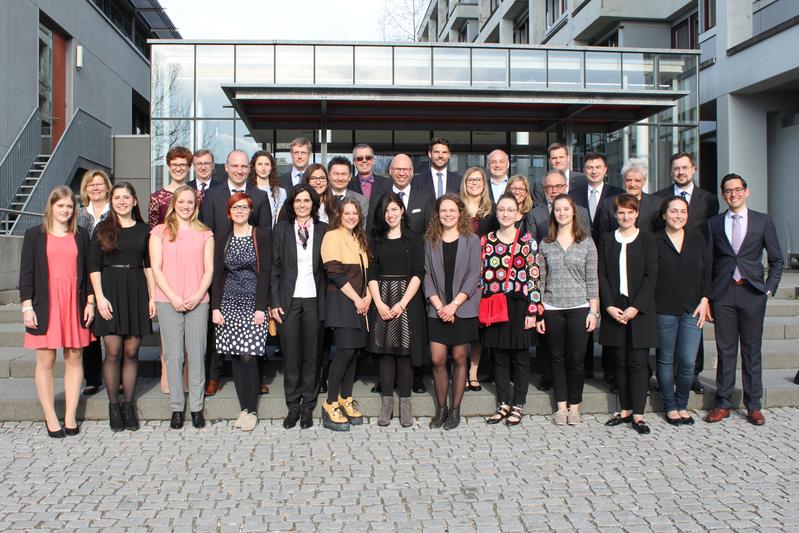 Die Preisträgerinnen und Preisträger der diesjährigen Förderpreise der Hochschule Pforzheim zusammen mit den Vertretern der stiftenden Unternehmen und Organisationen.