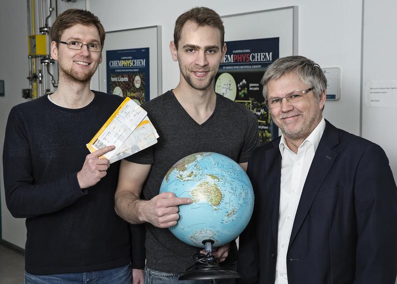 Die Doktoranden Peter Stange (l.) u. Thomas Niemann (Mitte) haben sich auf den Aufenthalt gut vorbereitet. Professor Ralf Ludwig (r.) freut es, dass seine Schützlinge sich auf in die Welt machen.