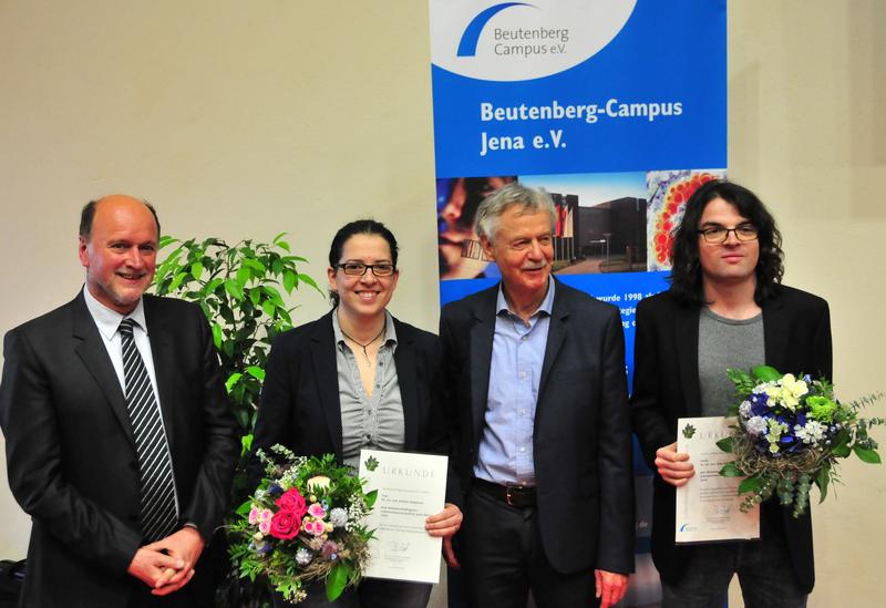 Die Preisträger Dr. Selene Mogavero (HKI, 2.v.l.) und Dr. Arne Sahm (FLI, 4.v.l.) mit dem Vorstandsvorsitzenden Prof. P. Zipfel (BBC, 1.v.l.) und Prof. R Jaenisch (MIT, Cambridge, USA, 3.v.l.).