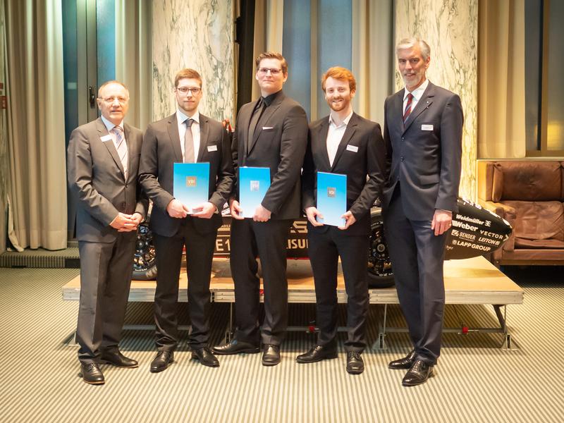 Glückliche Preisträger: Igor Neifach (2.v.l.), Stefan Grüner und Christian Braun