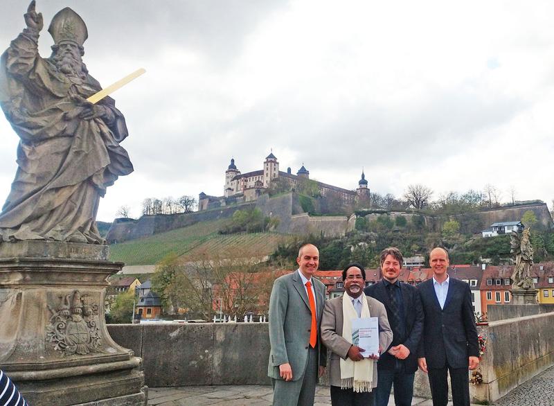 (von li.:) Professor Dr. Harald Bolsinger, Professor Dr. Kurian Kachapilly aus Indien, Dr. Christian Bauer sowie FHWS-Präsident Professor Dr. Robert Grebner 