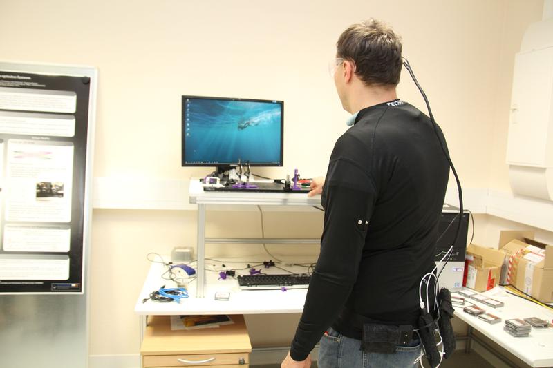Im Shirt, das Prof. Rigo Herold hier trägt, sind Sensoren angebracht, die Körperfunktionen messen. Auch über die Datenbrille werden Daten erfasst und es gibt ein Feedback, z.B. bei zu langem Stehen.
