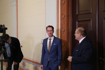 Auch Landesfinanzminister Mathias Brodkorb (links), der an der Universität der Hansestadt studiert hat, und Professor Wolfgang Schareck (rechts), Rektor der Universität Rostock wirkten mit.