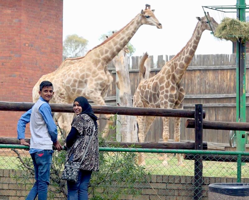 Hussein und Aqueela im Zoo. Aus dem ethnologischen Dokumentarfilm „Kabul kiya? Do you accept?“ (Foto: Andreas Samland, Helene Basu)