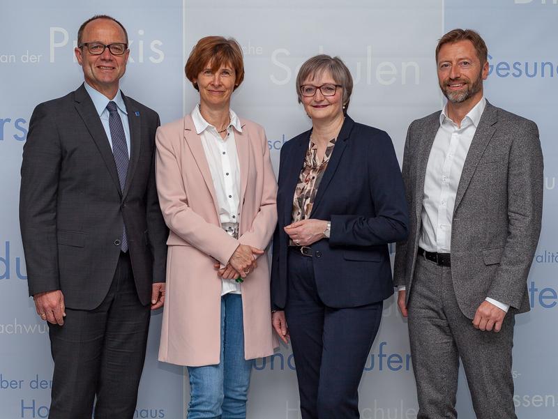  Prorektorin Prof. Dr. Dagmar Kasüschke (2. v. l.) und Prorektor Prof. Dr. Lutz Kasper (re.) mit der Rektorin der PH Schwäbisch Gmünd Prof. Dr. Claudia Vorst und Kanzler Edgar Buhl