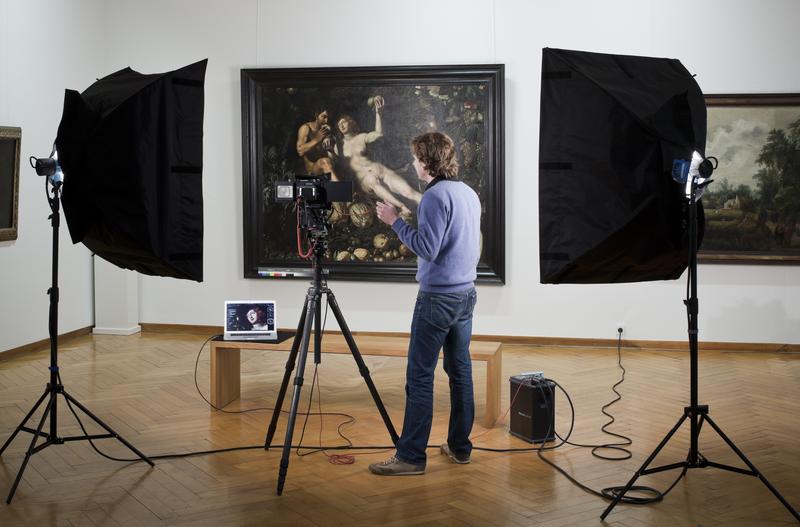 Bildtext: Kunstwerke des Museums für Kunst und Kulturgeschichte werden im Zuge des Pilotprojekts neu fotografiert.
