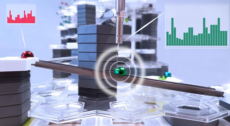 Per Knopfdruck werden die unterschiedlich beschichteten Kugeln von der Startrampe losgeschickt, rollen auf unterschiedlichen Wegen zum Zielpunkt und werden dabei akustisch überwacht.