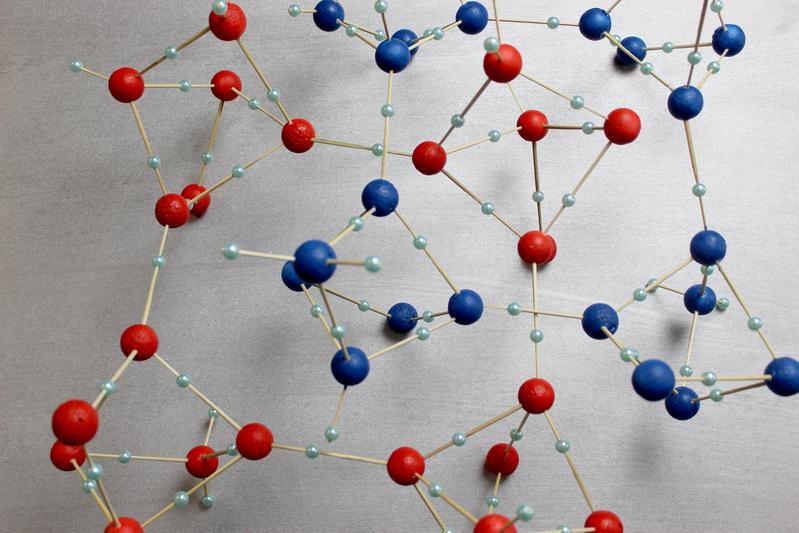 Modell von Eis VI, die großen roten und blauen Kugeln stellen Sauerstoff-Atome, die kleinen Kugeln Wasserstoff-Atome dar.