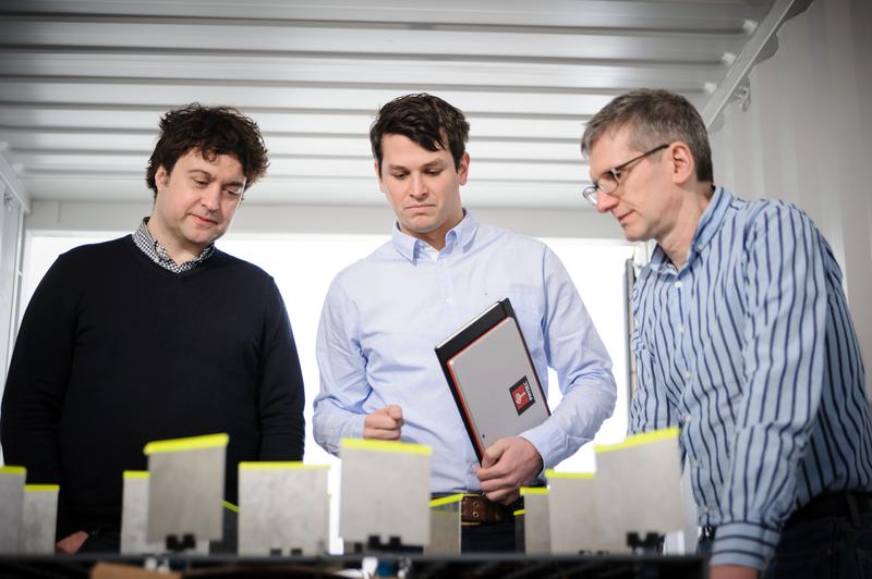 Das Bochumer Projektteam: Ulrich Rührmair, Christian Zenger und Christof Paar (von links). Die Anordnung aus mehreren Spiegeln ist der Clou des Systems.