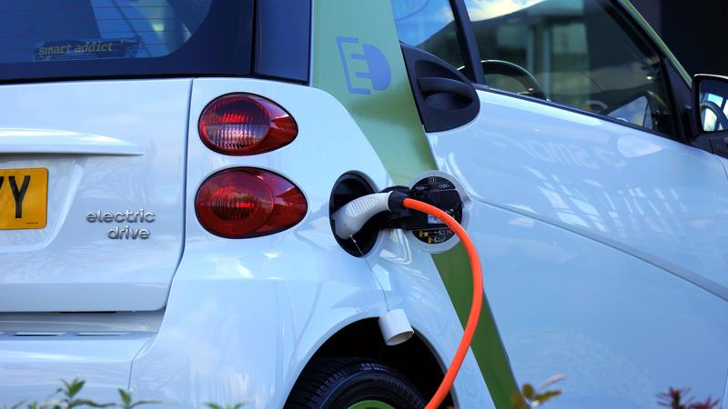 Spitzenlasten beim Laden von Elektroautos führen zu Engpässen im Stromnetz. Die Energiewende erfordert ein flexibles Stromnetz.