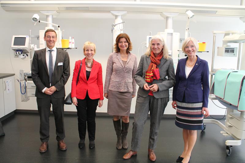 Im Bild v.l.n.r.: Werner Brüning, Claudia Determann, Prof. Dr. Kerstin Bilda, NRW-Wissenschaftsministerin Isabel Pfeiffer-Poensgen und hsg-Präsidentin Prof. Dr. Anne Friedrichs.