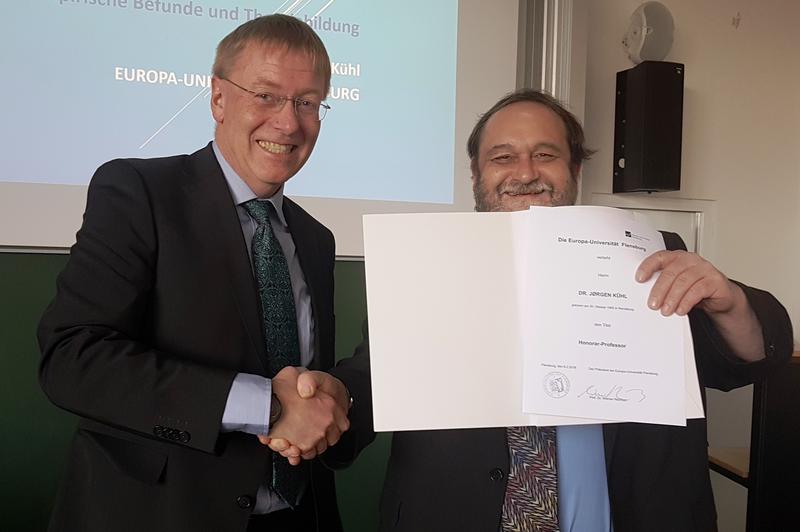Dr. Jørgen Kühl (links) erhält die Ernennungsurkunde zum Honorarprofessor für Minderheitenforschung aus der Hand des Präsidenten der EUF, Prof. Dr. Werner Reinhart.