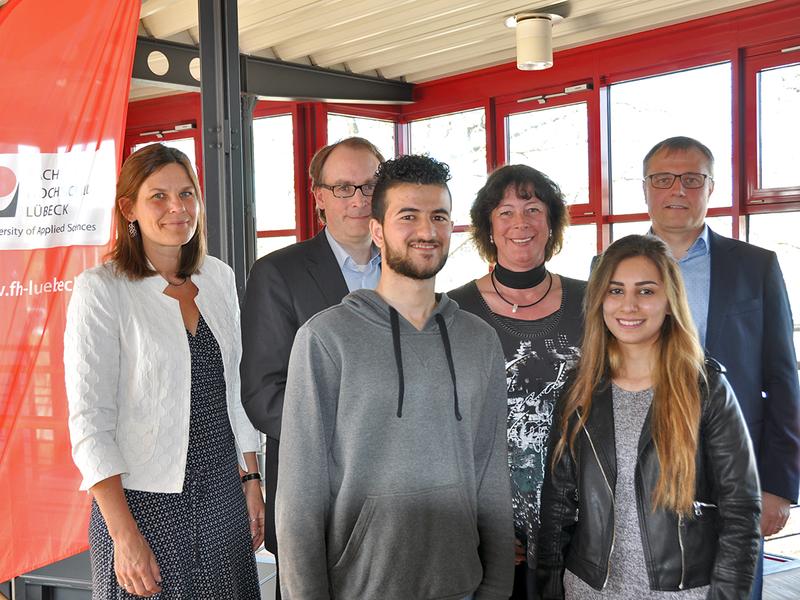 Integration mit LINKplus, v.l.: FH Präsidentin M. Helbig, Rotary Club Lübeck Burgtor-Präsident S.S. Färber, M. Lattouf, N. Grimm, M. Darweesh und H. Hellbrück