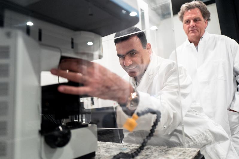 Samir El-Mashtoly (links) und Klaus Gerwert entwickeln Verfahren, mit denen sich der Wirkmechanismus von Medikamenten ergründen lässt.