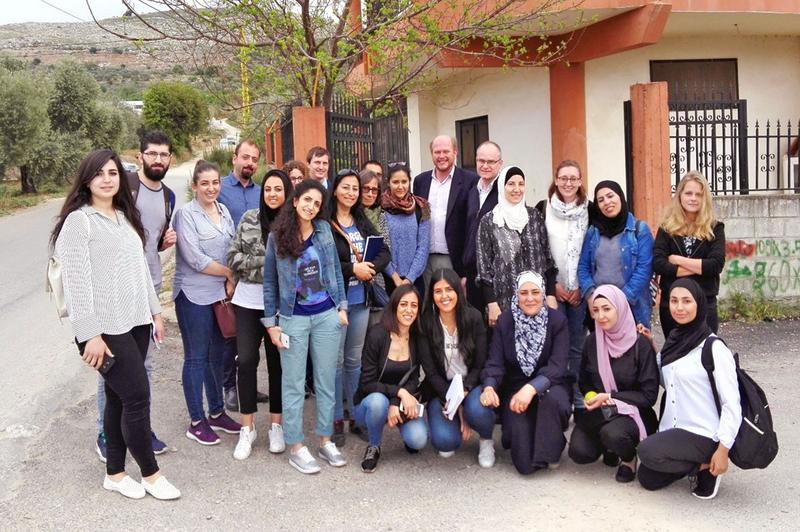 Das zwanzigköpfige Projektteam während der ersten Projektmobilität im Libanon zu Besuch bei der NGO „Relief and Reconciliation for Syria“ in Bkarzla