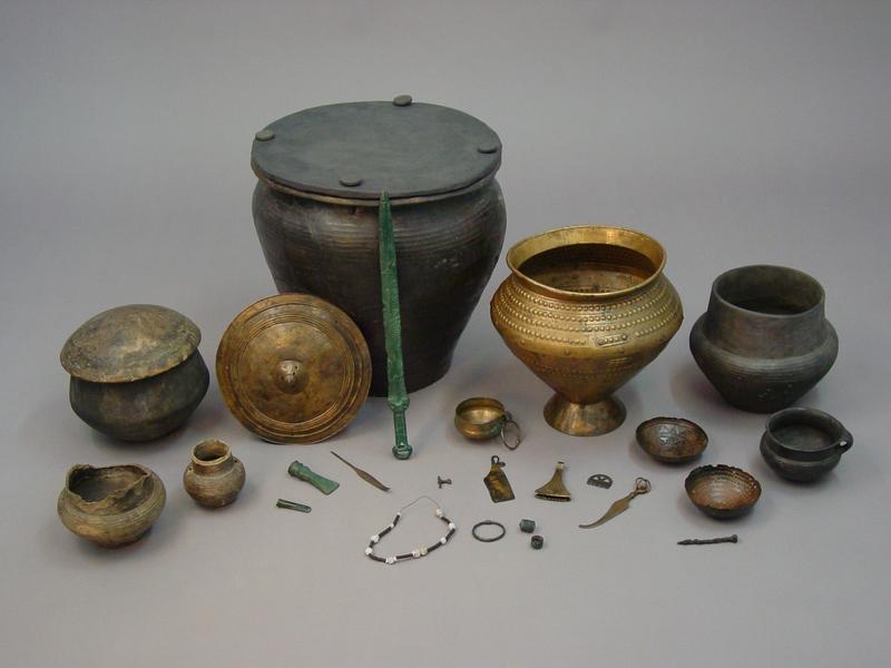Bronzene Amphore und bronzenes Schälchen aus dem Königsgrab