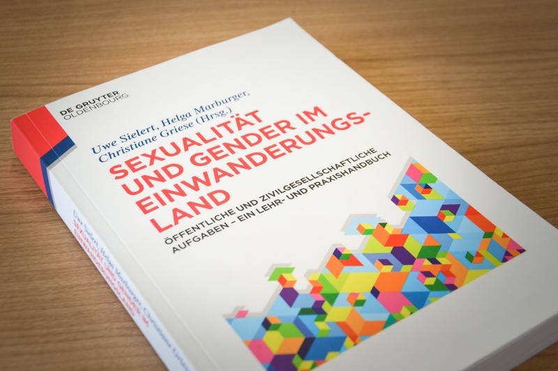 34 Forscherinnen und Forscher sowie in der Praxis arbeitende Fachpersonen aus ganz Deutschland präsentieren in dem Lehr- und Praxishandbuch Erkenntnisse zu Sexualität und Gender im Einwanderungsland.