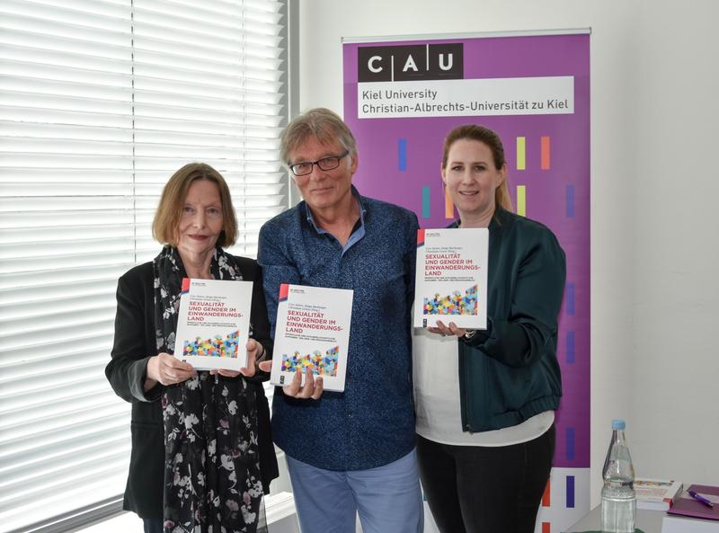 Am Donnerstag, 19. April, stellten Professor Uwe Sielert, Professorin Helga Marburger (links im Bild) sowie Juniorprofessorin Anja Henningsen (rechts im Bild) ihre Ergebnisse vor.