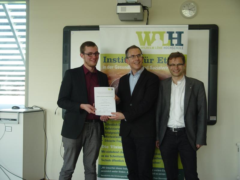 v.l.: Der Gewinner des Nachwuchspreises Ethik, Andreas Gold, mit Prof. Jürgen Zerth und Prof. Elmar Nass, beide WLH 