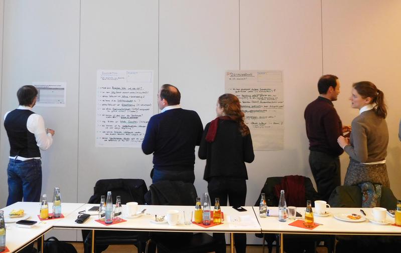 Teilnehmerinnen und Teilnehmer eines DALE-Workshops gewichten gemeinsam die Aspekte der dezentralen Energiewende.