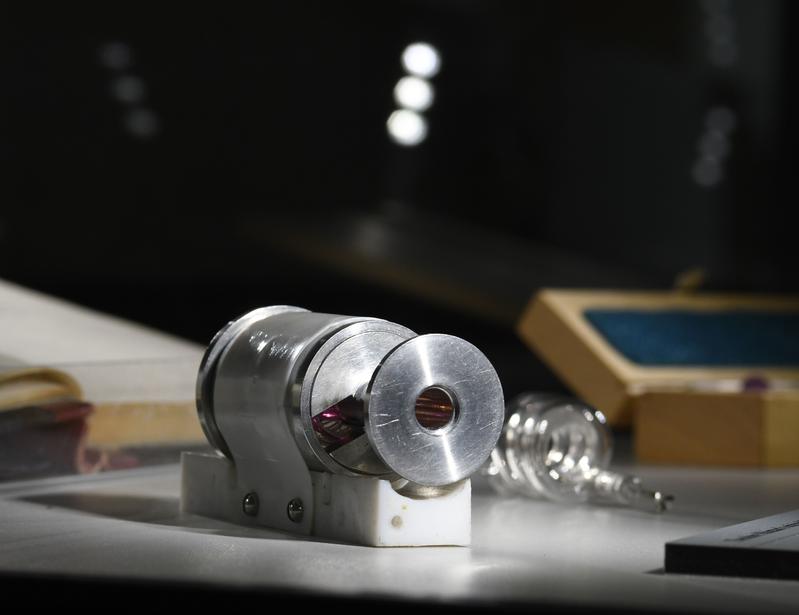 Eine Komponente des von Theodore Maiman gebauten Lasers, der jetzt am MPQ ausgestellt ist. 