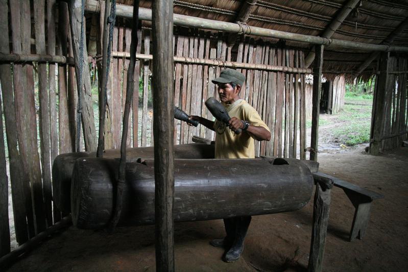Die im Amazonasgebiet lebenden Boras ahmen den Rhythmus ihrer Sprache mit Trommeln nach.