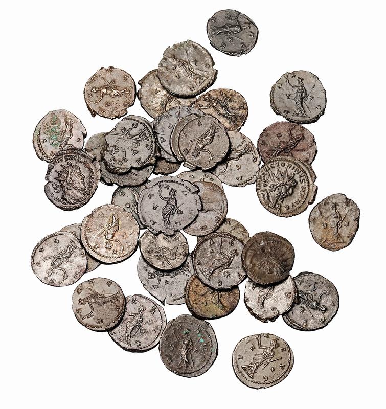Heap of coins, with Roman coins depicting the goddess of peace, 3rd century AD; Archäologisches Museum der WWU Münster, photo: Robert Dylka